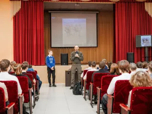 В преддверии Дня защитника Отечества волонтёры Победы проводят «уроки мужества» в рамках проекта «Герои Родины»