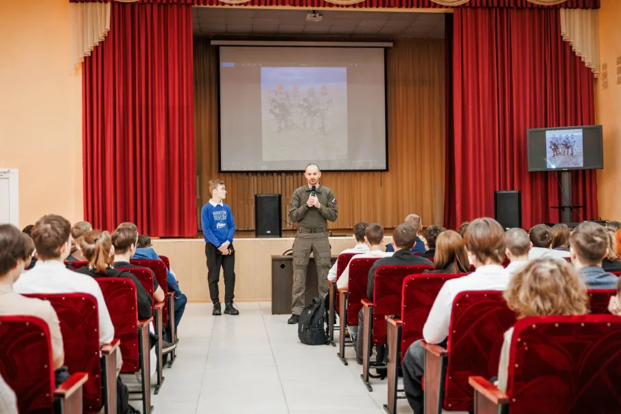 В преддверии Дня защитника Отечества волонтёры Победы проводят «уроки мужества» в рамках проекта «Герои Родины»