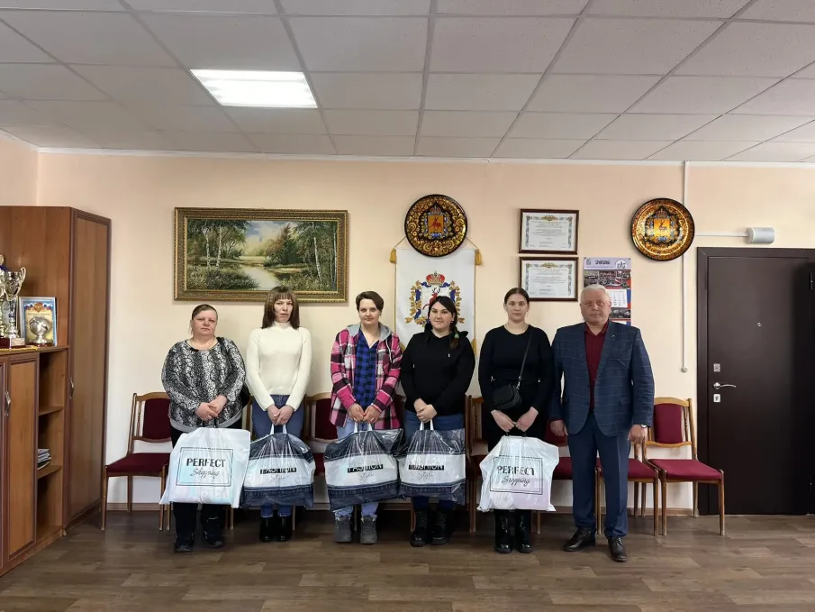 С заботой о самых маленьких: глава округа вручил подарки новоиспечённым мамам