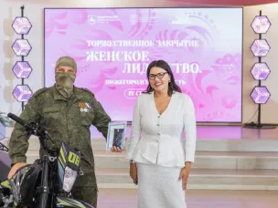 Победительницы образовательной программы «Женское лидерство. Нижегородская область» передали мотоцикл герою СВО