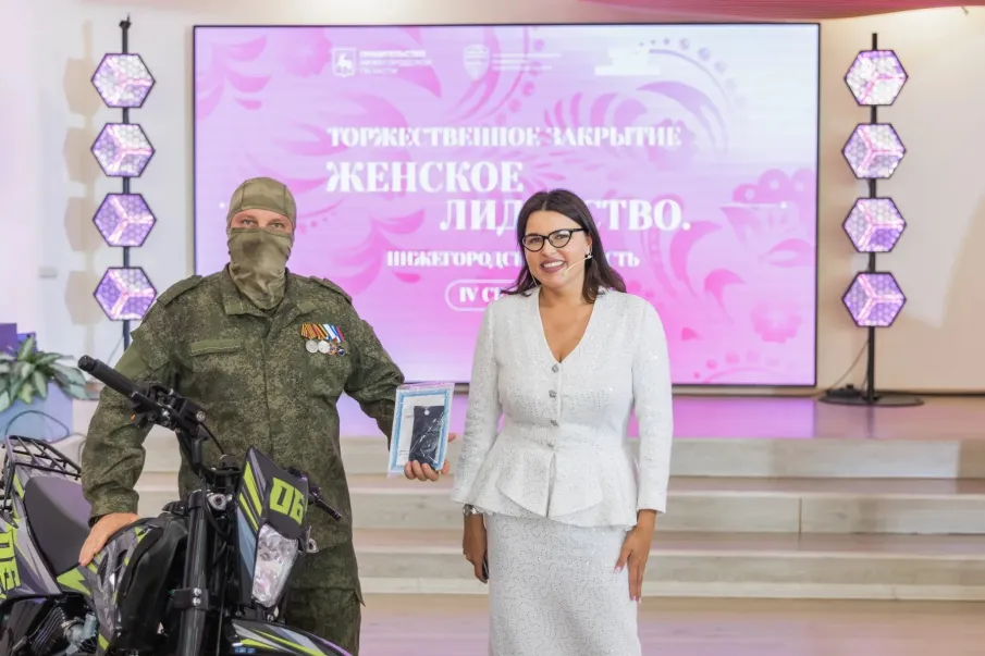 Победительницы образовательной программы «Женское лидерство. Нижегородская область» передали мотоцикл герою СВО