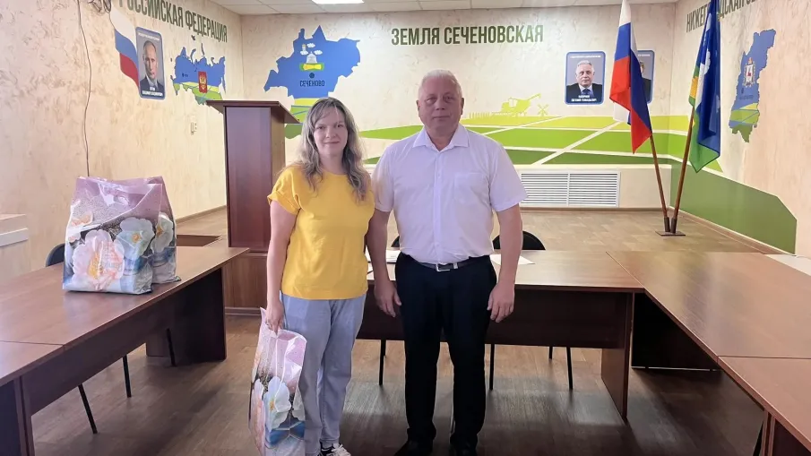 Глава округа Е. Г. Наборнов поздравил молодые семьи и вручил им подарки