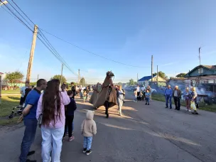 По улицам коня водили, гриву заплетали, гостей зазывали...